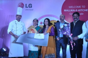 LG Mallika-E-Kitchen 2014 winner Mrs. Rita Mathur from Bhopal with Mr. Sanjay Chitkara, Head Corporate Marketing, LG India along with Celebrity Chef Nita Mehta