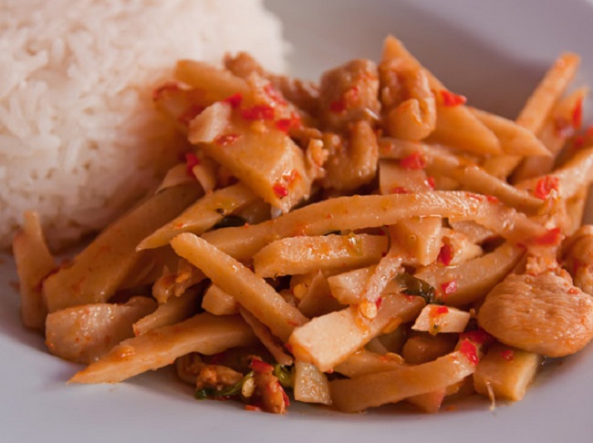 Baanhgajor Lagot Kukura is essentially chicken cooked with bamboo shoots and lentil.The dish goes well with rice and it can be garnished with chopped green chillies and onions.