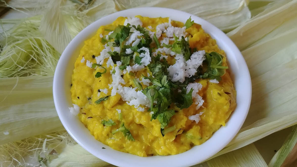 Bhutte ka kees comprises of corns.This dish is only made in Madhya Pradesh and is a healthy and yummy food that is made with grated corn kernels cooked in spices, coconut and skimmed milk. Mustard seeds and green chilies are added to up the spice factor of the dish