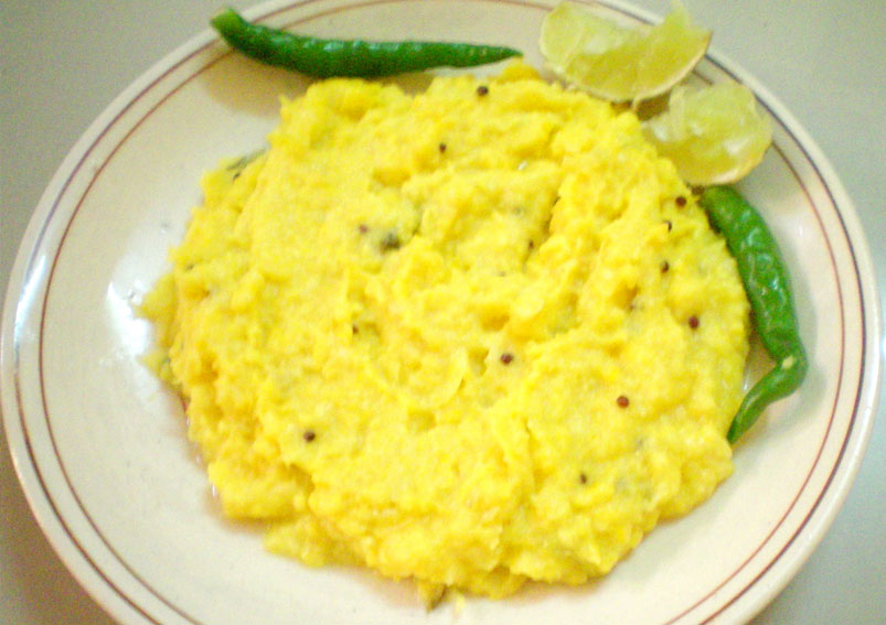 Khichu is a dough for making papad made from rice flour, however, a few other flours are also used. The snack is prepared by cooking flour in water like porridge with cumin seeds and an alkaline salt known as Papad Khar.The name khichu is derived from the ductile nature of the dough.