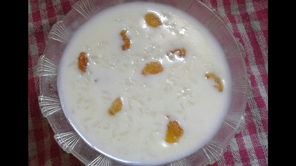 Payash is made using Joha rice and is loaded with ghee, dry fruits, and milk. Cooked on a low flame, one can also add cardamom and saffron for garnishing the dish. Overall, it is a must try dish for all those with a sweet tooth.