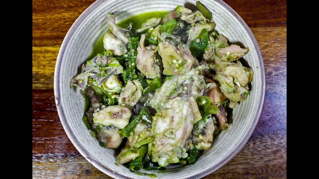 Do’o Kappa is a Chicken in Garo style. It is made be adding ginger paste,grated onions,turmeric to chicken along with soda powder.Water is added for simmering. The dish is garnished with cream and onion leaves.